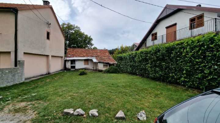 amforaproperty.com/Urbanizovan plac 212m2 sa starom kucom u Cetinju