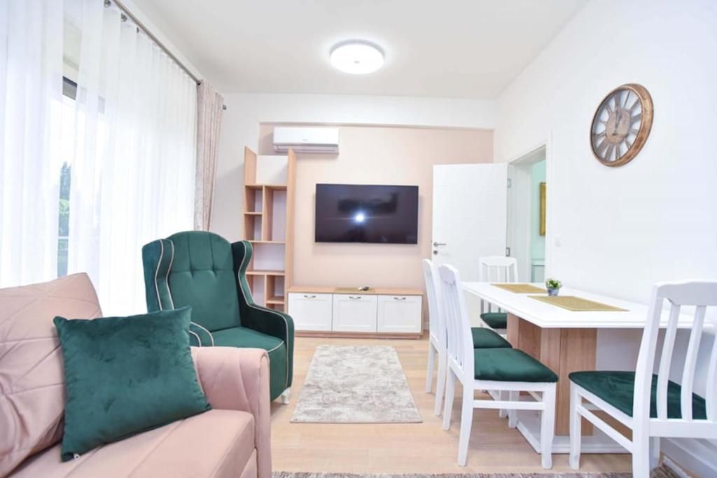amforaproperty.com/Trosoban stan 86m2 sa garaznim mesto na fantastičnoj lokaciji u Becicima. (NA DUZI PERIOD)