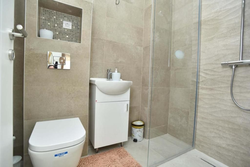 amforaproperty.com/Trosoban stan 86m2 sa garaznim mesto na fantastičnoj lokaciji u Becicima. (NA DUZI PERIOD)
