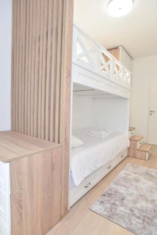 amforaproperty.com/Trosoban stan 86m2 sa garaznim mesto na fantastičnoj lokaciji u Becicima. (NA DUZI PERIOD)