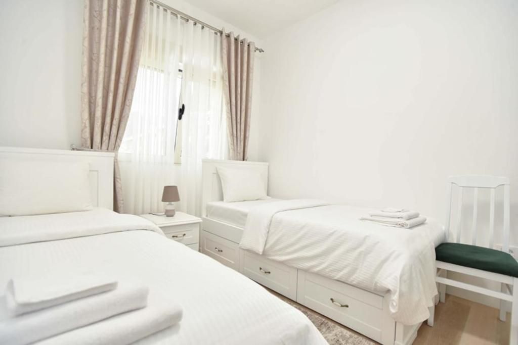 amforaproperty.com/Trosoban stan 86m2 sa garaznim mesto na fantastičnoj lokaciji u Becicima. (NA DUZI PERIOD)
