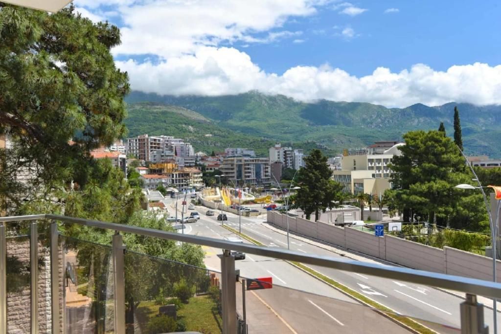 amforaproperty.com/Trosoban stan 86m2 sa garaznim mesto na fantastičnoj lokaciji u Becicima. (NA DUZI PERIOD)