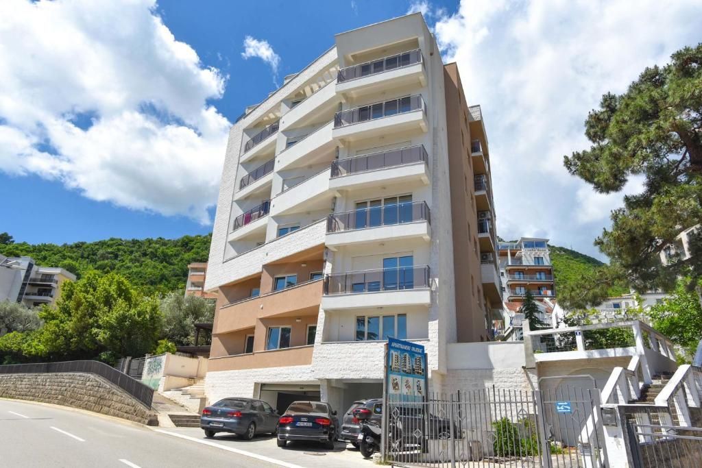 amforaproperty.com/Trosoban stan 86m2 sa garaznim mesto na fantastičnoj lokaciji u Becicima. (NA DUZI PERIOD)
