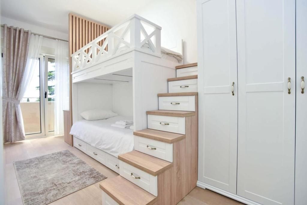 amforaproperty.com/Trosoban stan 86m2 sa garaznim mesto na fantastičnoj lokaciji u Becicima. (NA DUZI PERIOD)