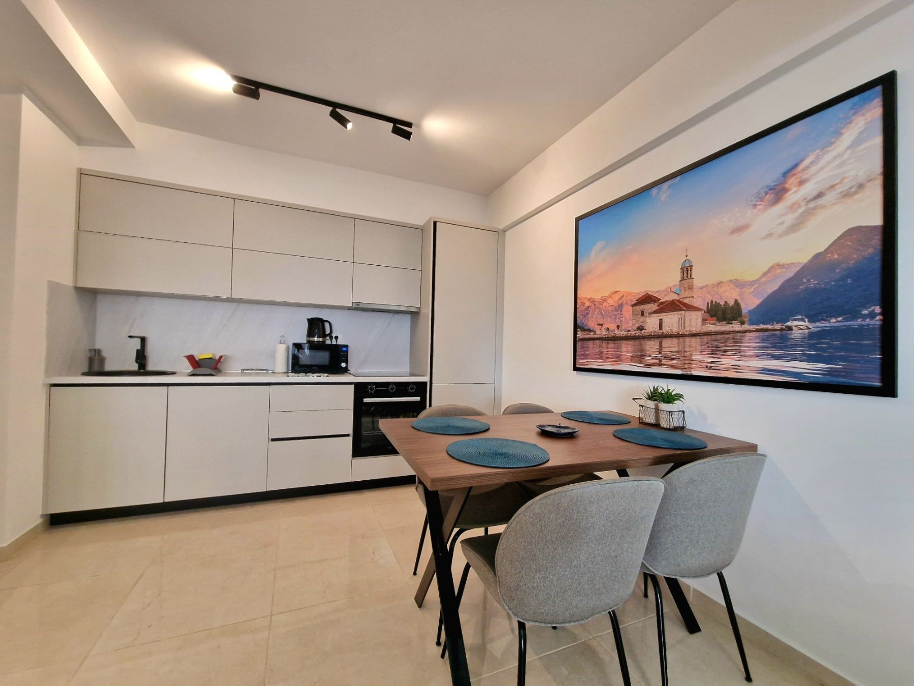 amforaproperty.com/Dvosoban stan u kompleksu sa bazenom i teretanom u Becicima (NA DUZI PERIOD)