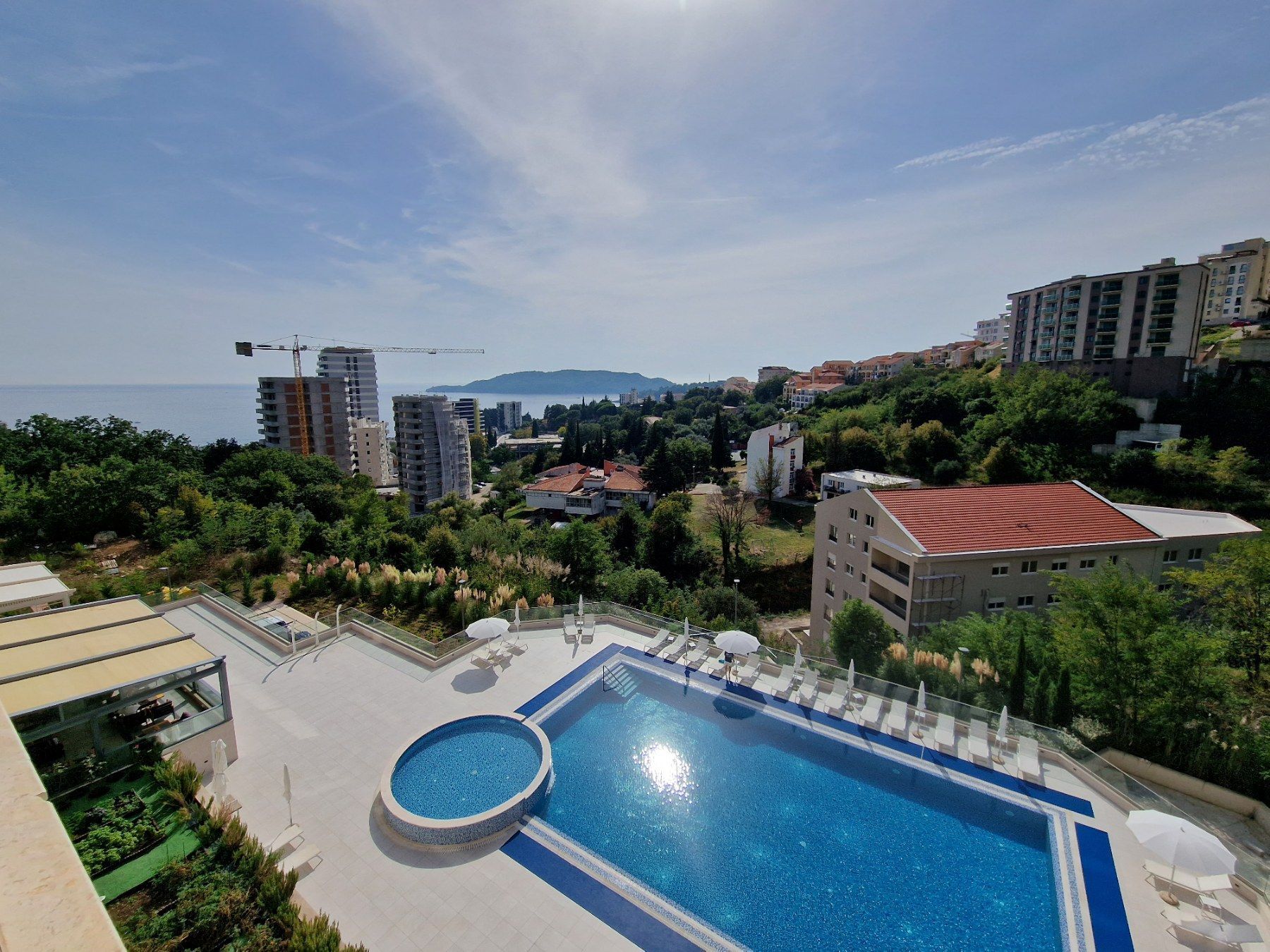 amforaproperty.com/Jednosoban stan sa pogledom na more u kompleksu sa bazenom i teretanom u Becicima (NA DUZI PERIOD)