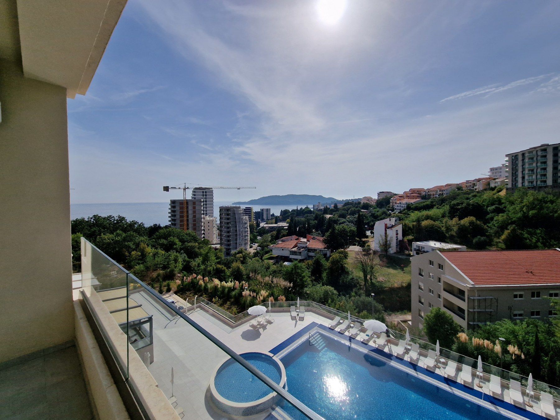 amforaproperty.com/Jednosoban stan sa pogledom na more u kompleksu sa bazenom i teretanom u Becicima (NA DUZI PERIOD)