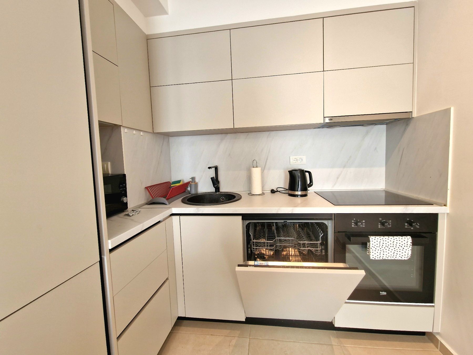 amforaproperty.com/Dvosoban stan sa pogledom na more i bazen u Becicima (NA DUZI PERIOD)