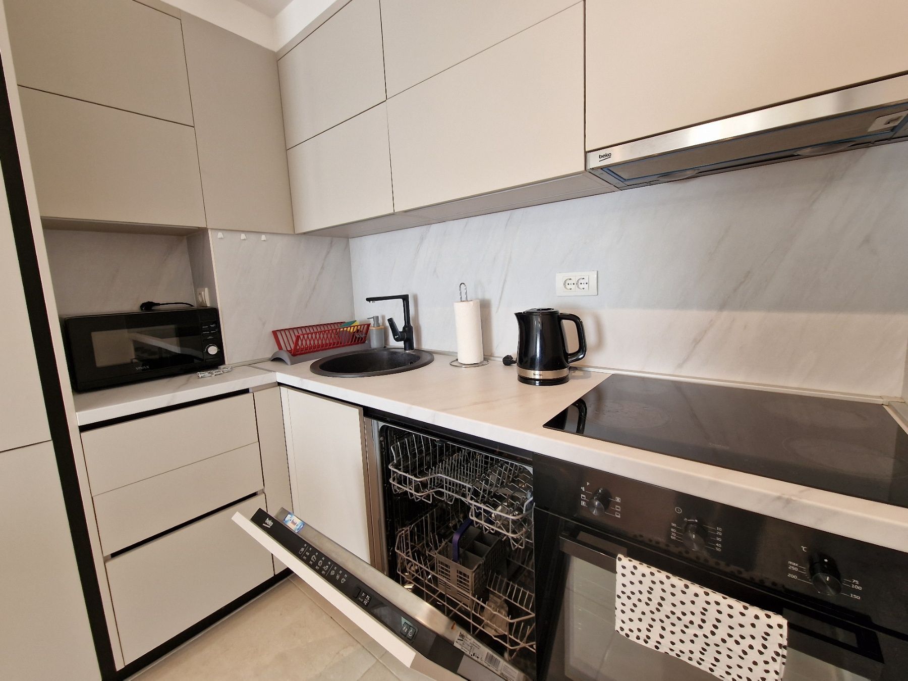 amforaproperty.com/Dvosoban stan sa pogledom na more i bazen u Becicima (NA DUZI PERIOD)