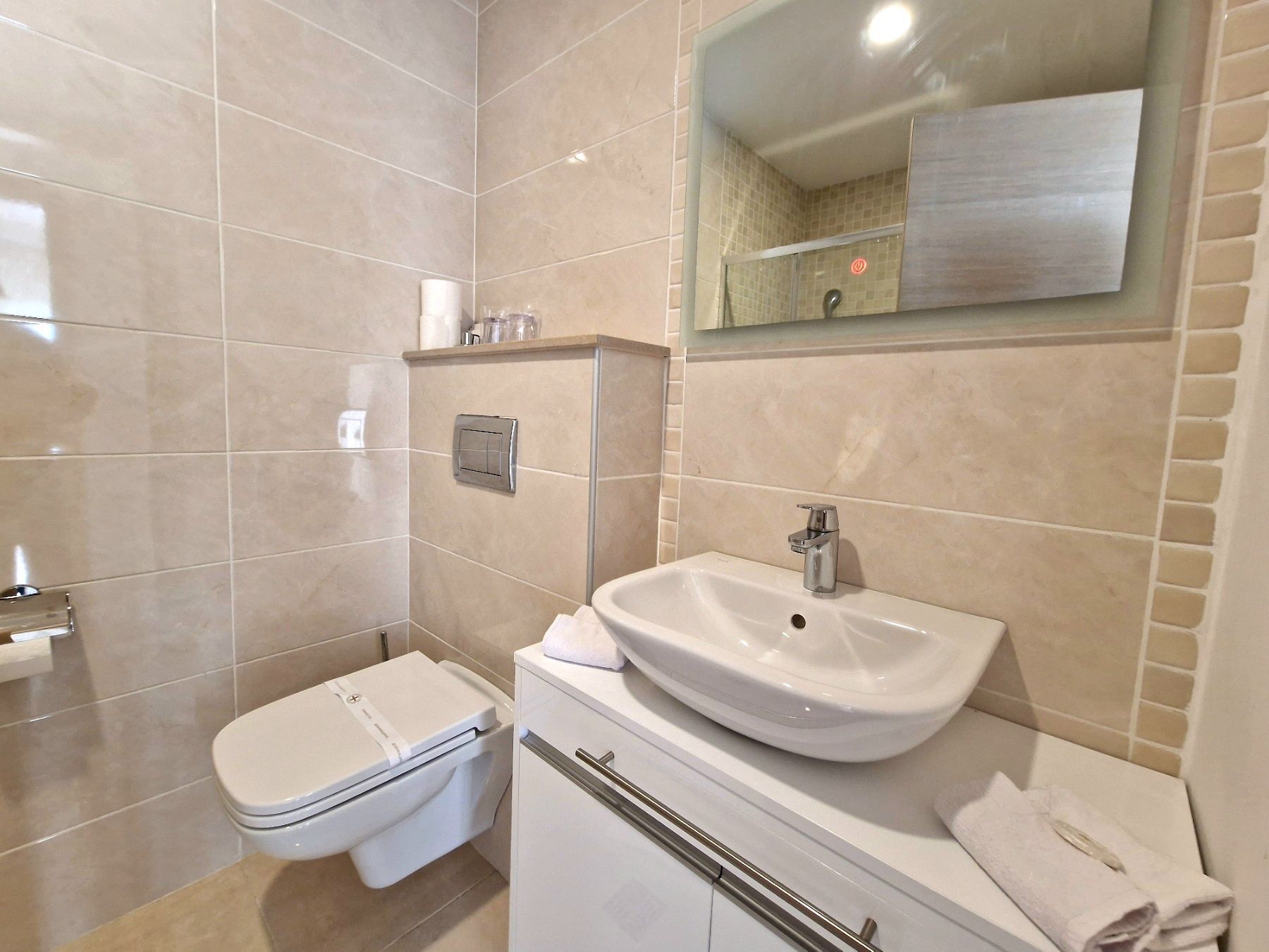 amforaproperty.com/Dvosoban stan sa pogledom na more i bazen u Becicima (NA DUZI PERIOD)