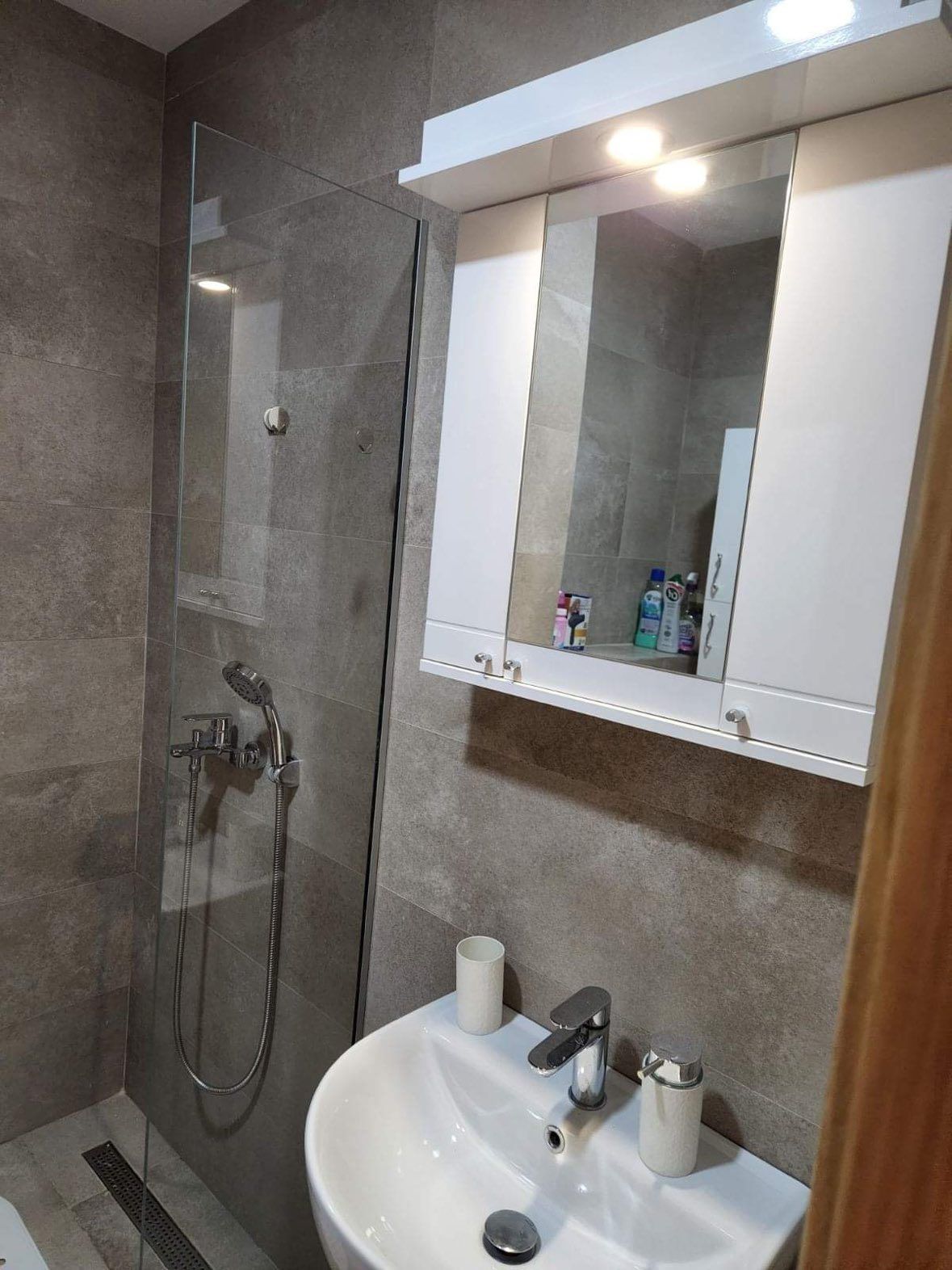 amforaproperty.com/Garsonjera na atraktivnoj lokaciji u Becicima (NA DUZI PERIOD)