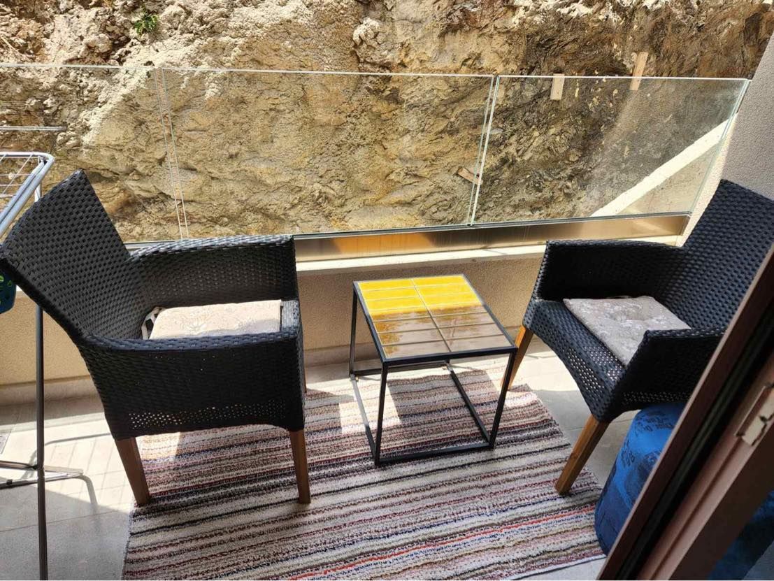 amforaproperty.com/Garsonjera na atraktivnoj lokaciji u Becicima (NA DUZI PERIOD)