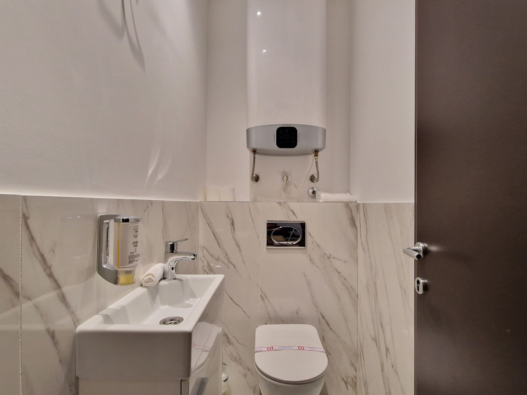 amforaproperty.com/Dvosoban stan 120m2 sa panoramskim pogledom, na prvoj liniji mora,Rafailovici. (NA PERIOD DO 01.06.2023)  GARAZNO MESTO I RAČUNI UKLJUČENI U CENU!!