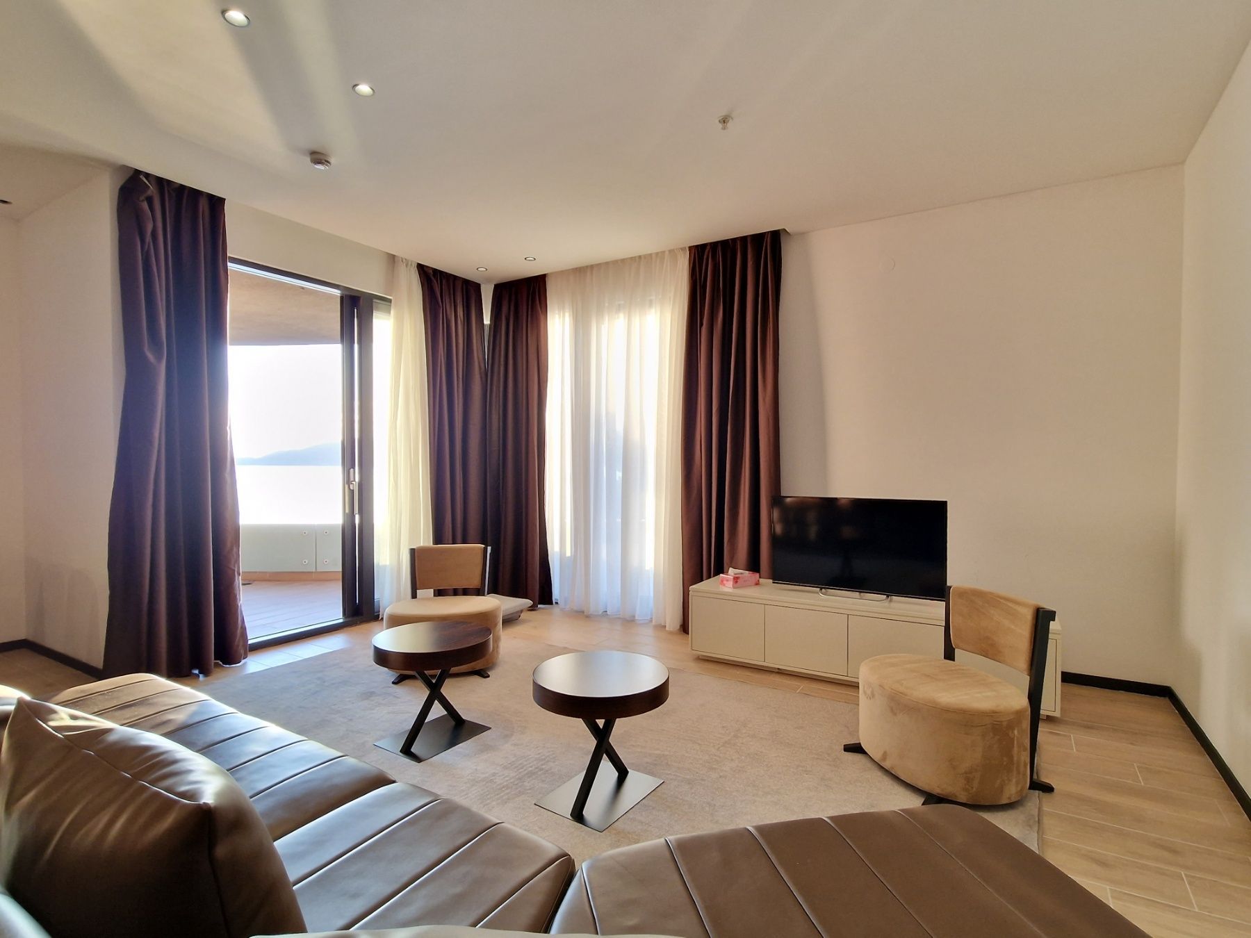 amforaproperty.com/Dvosoban stan 120m2 sa panoramskim pogledom, na prvoj liniji mora,Rafailovici. (NA PERIOD DO 01.06.2023)  GARAZNO MESTO I RAČUNI UKLJUČENI U CENU!!