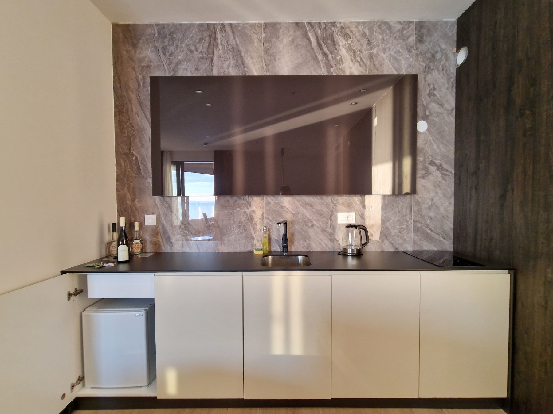 amforaproperty.com/Dvosoban stan 120m2 sa panoramskim pogledom, na prvoj liniji mora,Rafailovici. (NA PERIOD DO 01.06.2023)  GARAZNO MESTO I RAČUNI UKLJUČENI U CENU!!