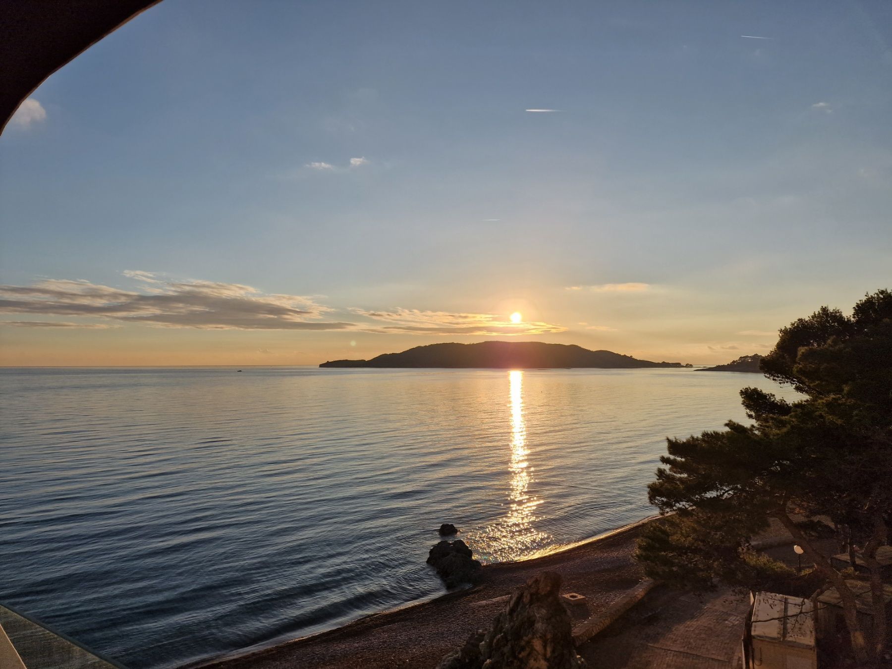 amforaproperty.com/Dvosoban stan 120m2 sa panoramskim pogledom, na prvoj liniji mora,Rafailovici. (NA PERIOD DO 01.06.2023)  GARAZNO MESTO I RAČUNI UKLJUČENI U CENU!!