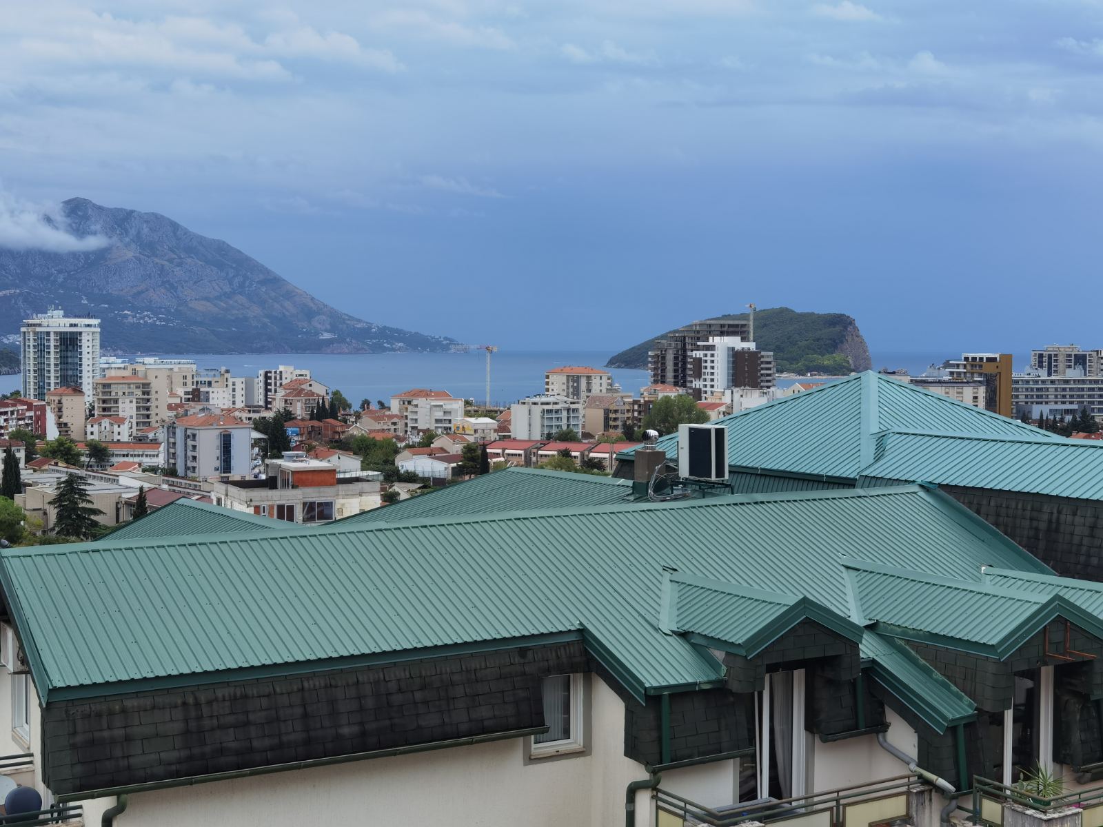 amforaproperty.com/DVOSOBAN STAN 57M2 SA PANORAMSKIM POGLEDOM NA MORE I GRAD ,GOLUBOVINA, BUDVA