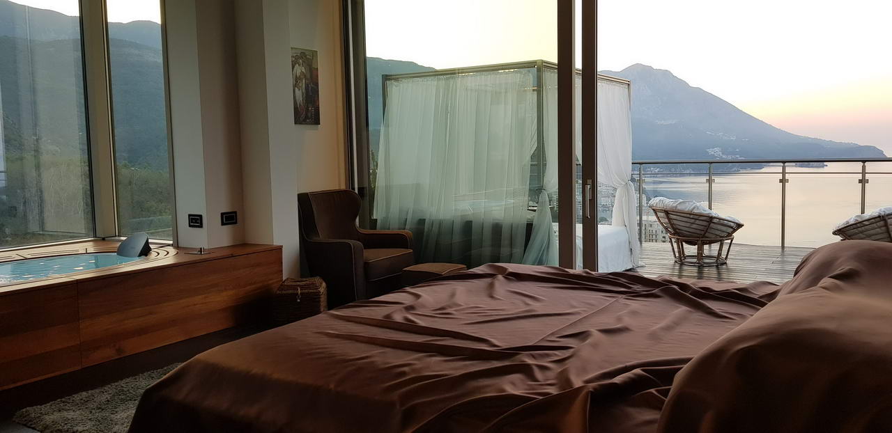 amforaproperty.com/Ekstra luksuzan penthouse sa krovnom terasom i panoramskim pogledom na more,Bečici