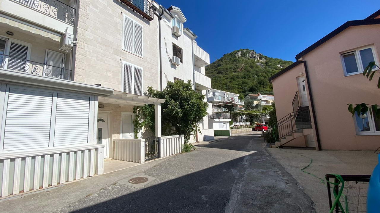 amforaproperty.com/Jednosoban stan 45m2 sa prelijepim pogledom na more i Sveti Stefan