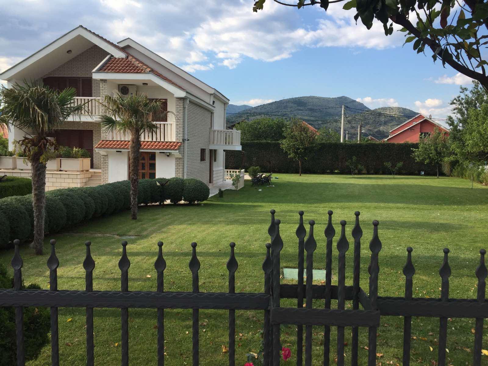 amforaproperty.com/Vila 280m2 sa bazenom i dvorištem, na Zlatici, Podgorica