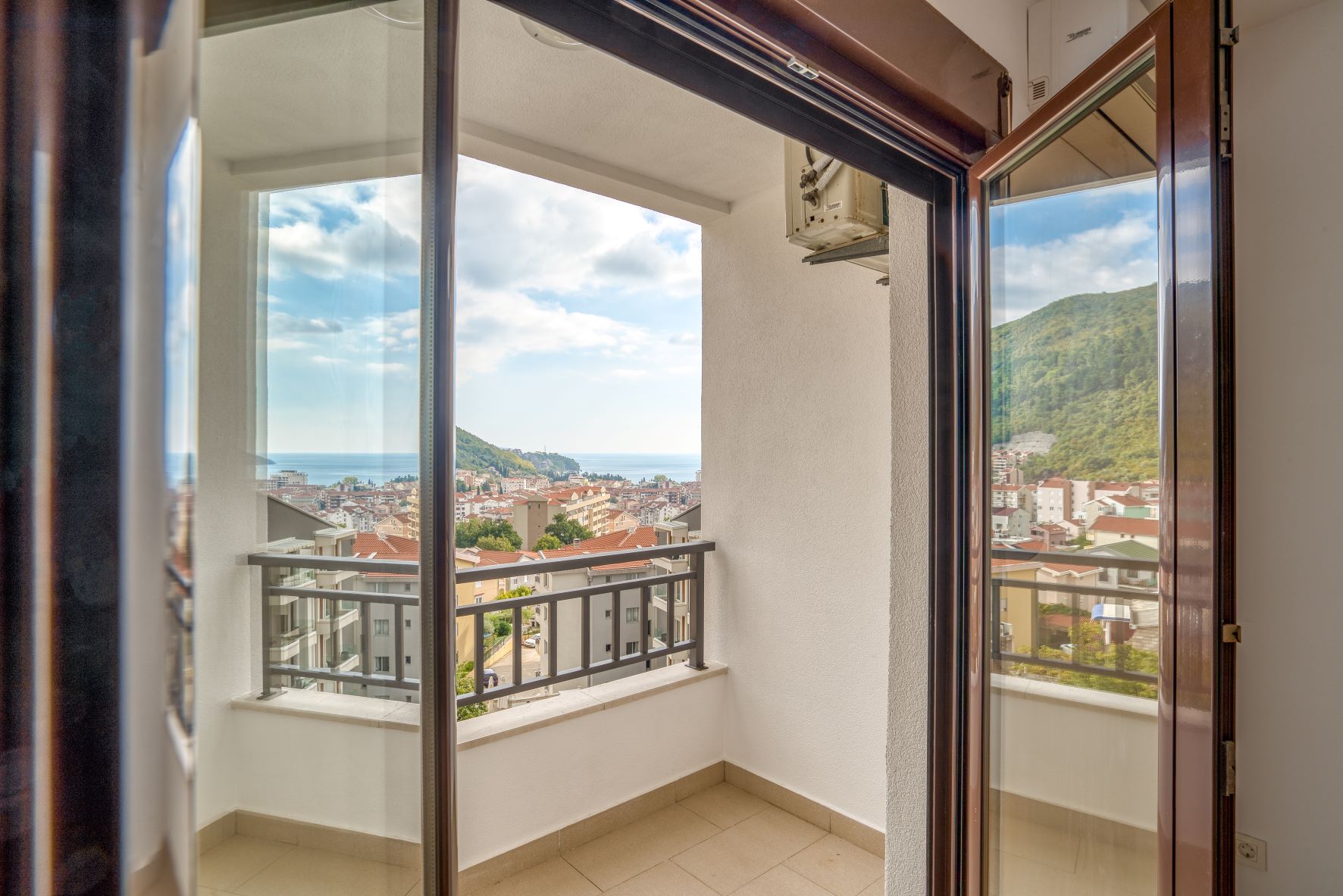 amforaproperty.com/Trosoban stan 88m2 sa pogledom na more. Lazi-Budva