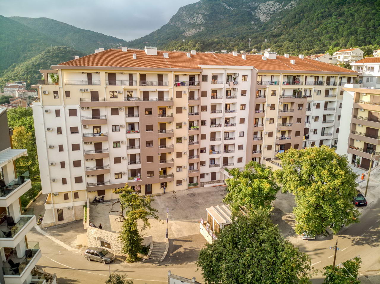 amforaproperty.com/Trosoban stan 88m2 sa pogledom na more. Lazi-Budva