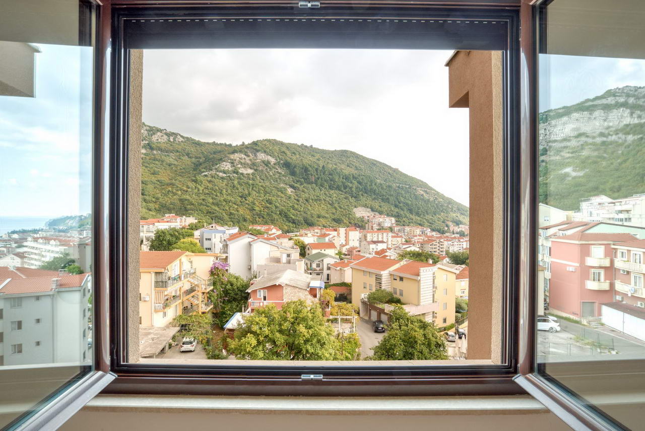 amforaproperty.com/Trosoban stan 88m2 sa pogledom na more. Lazi-Budva