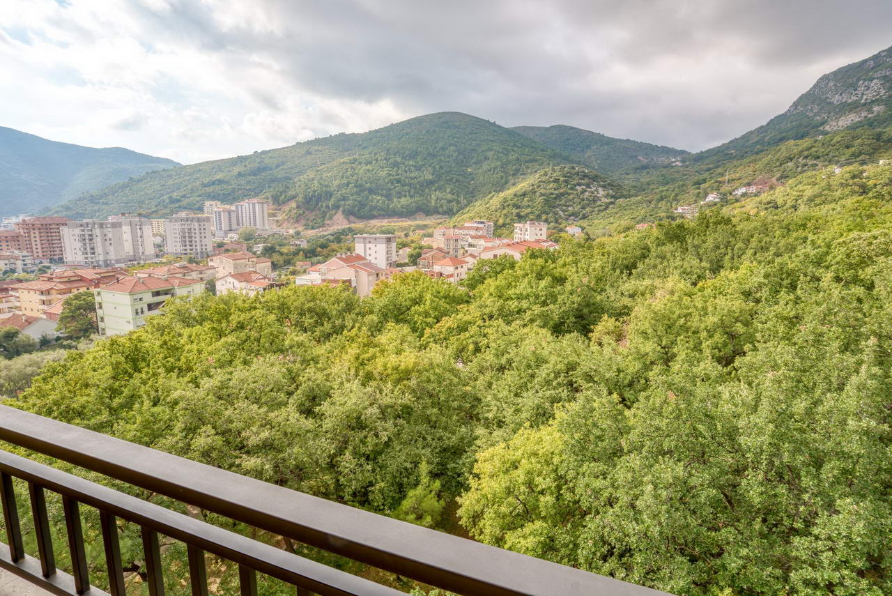 amforaproperty.com/Trosoban stan 88m2 sa pogledom na more. Lazi-Budva