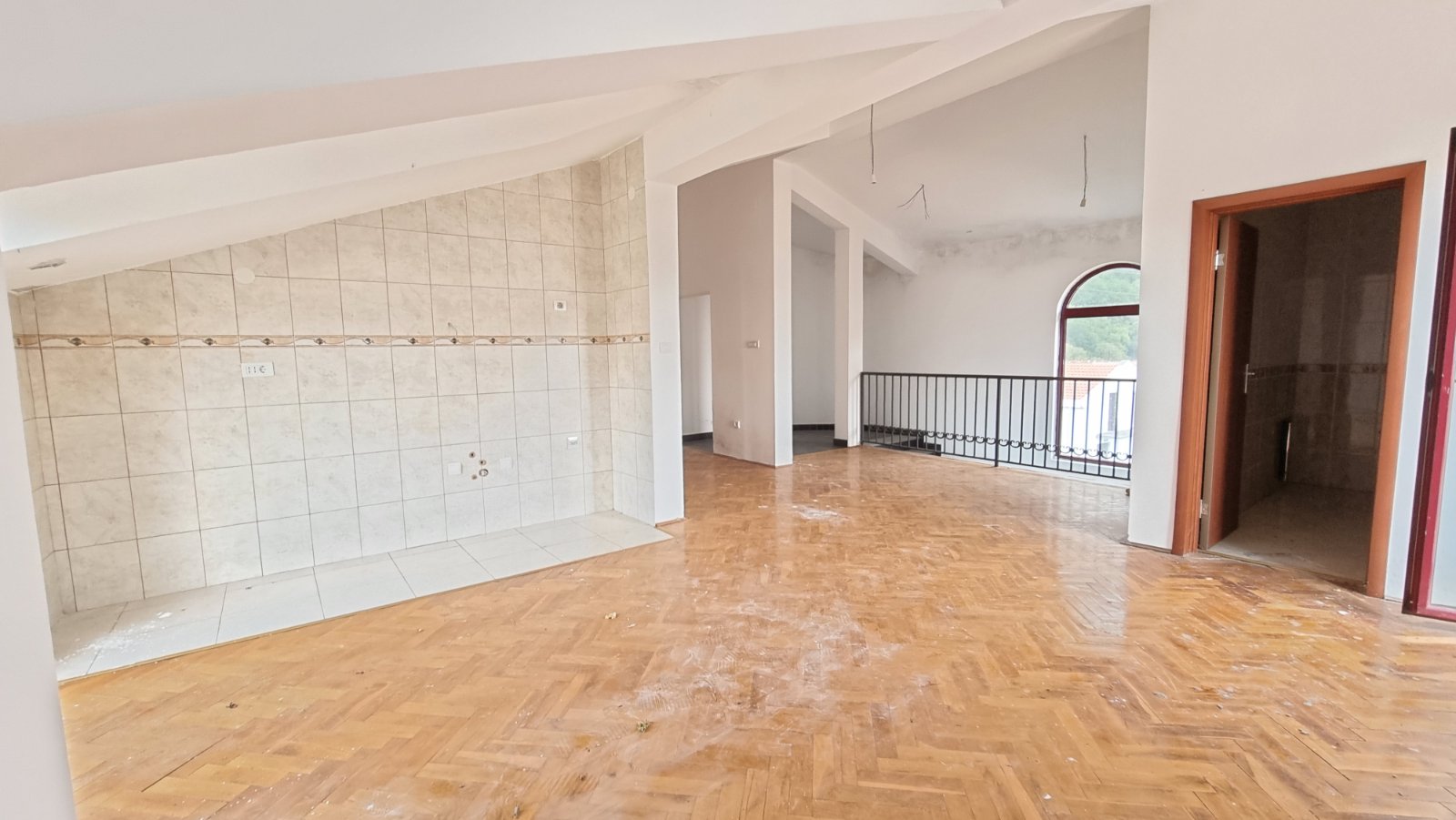 amforaproperty.com/Veliki dvosoban stan 146m2 sa pogledom na more i grad. Za renoviranje . Povoljno!