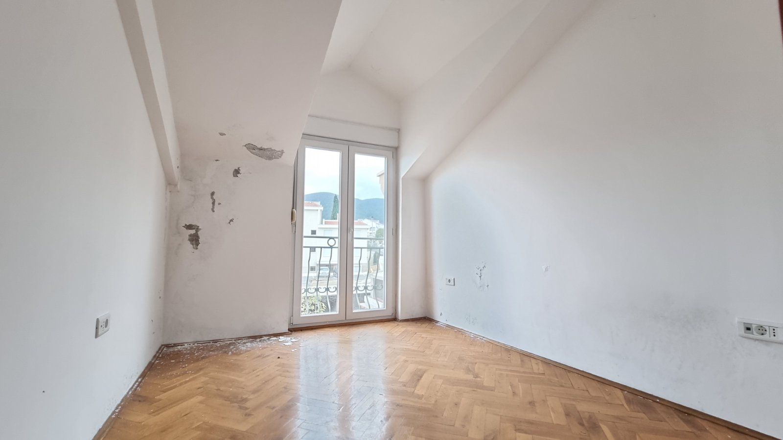 amforaproperty.com/Veliki dvosoban stan 146m2 sa pogledom na more i grad. Za renoviranje . Povoljno!