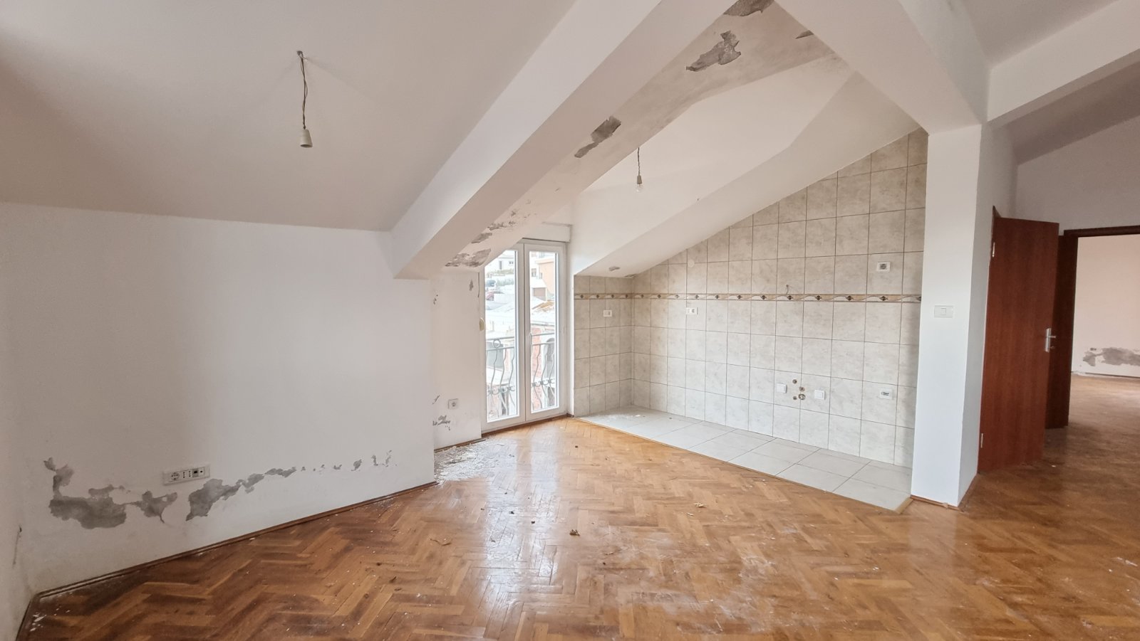 amforaproperty.com/Veliki dvosoban stan 146m2 sa pogledom na more i grad. Za renoviranje . Povoljno!