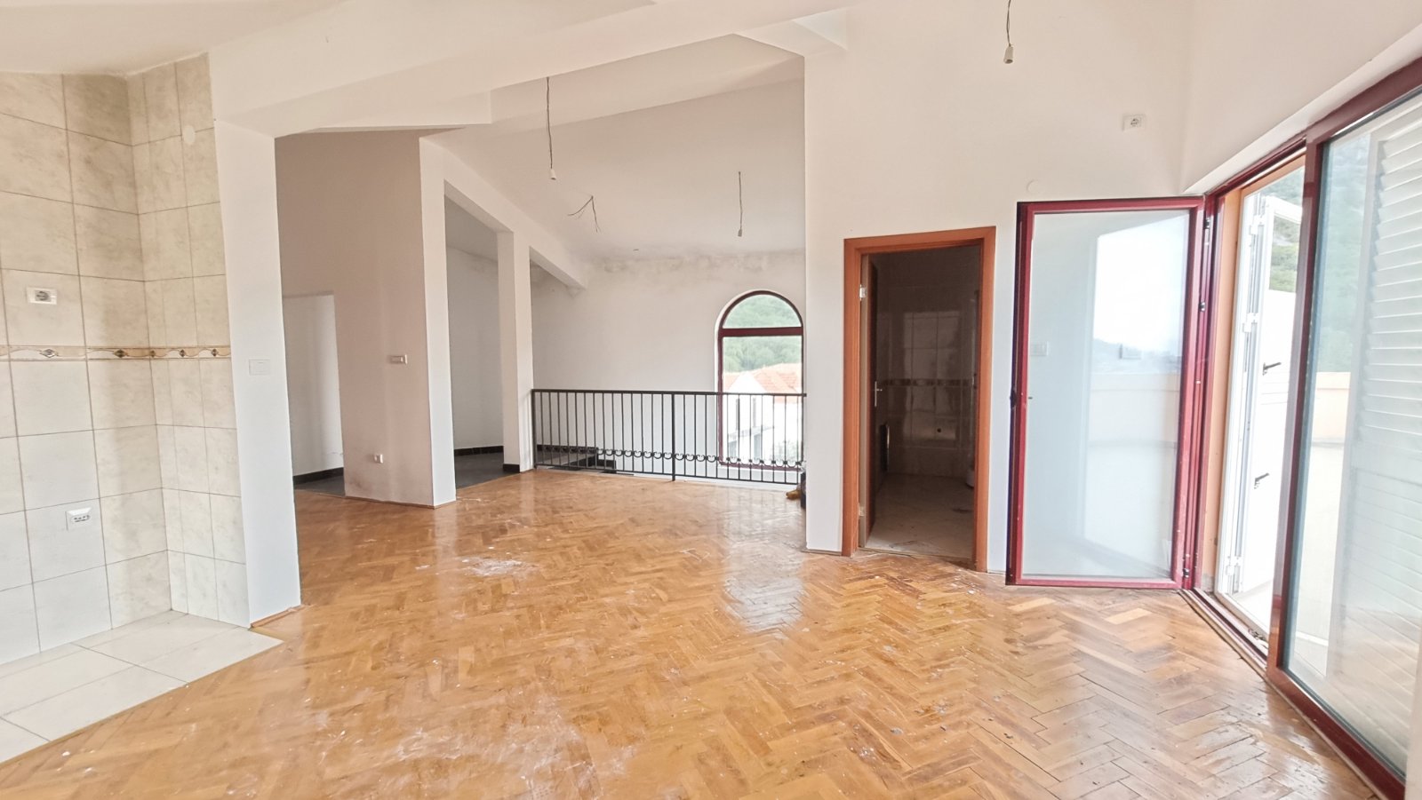 amforaproperty.com/Veliki dvosoban stan 146m2 sa pogledom na more i grad. Za renoviranje . Povoljno!