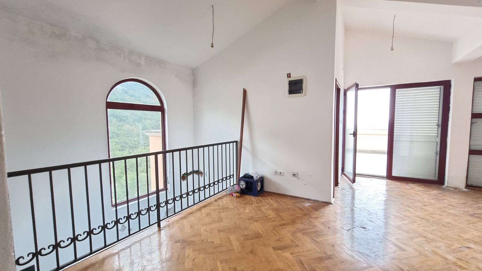 amforaproperty.com/Veliki dvosoban stan 146m2 sa pogledom na more i grad. Za renoviranje . Povoljno!