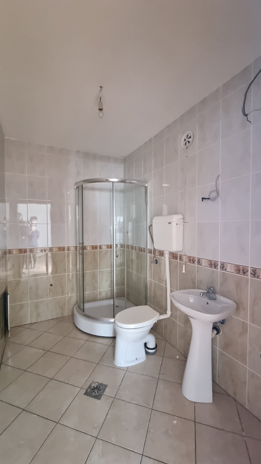 amforaproperty.com/Veliki dvosoban stan 146m2 sa pogledom na more i grad. Za renoviranje . Povoljno!