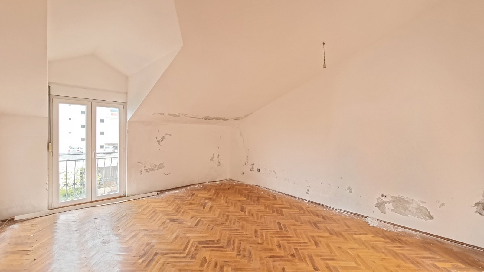 amforaproperty.com/Veliki dvosoban stan 146m2 sa pogledom na more i grad. Za renoviranje . Povoljno!