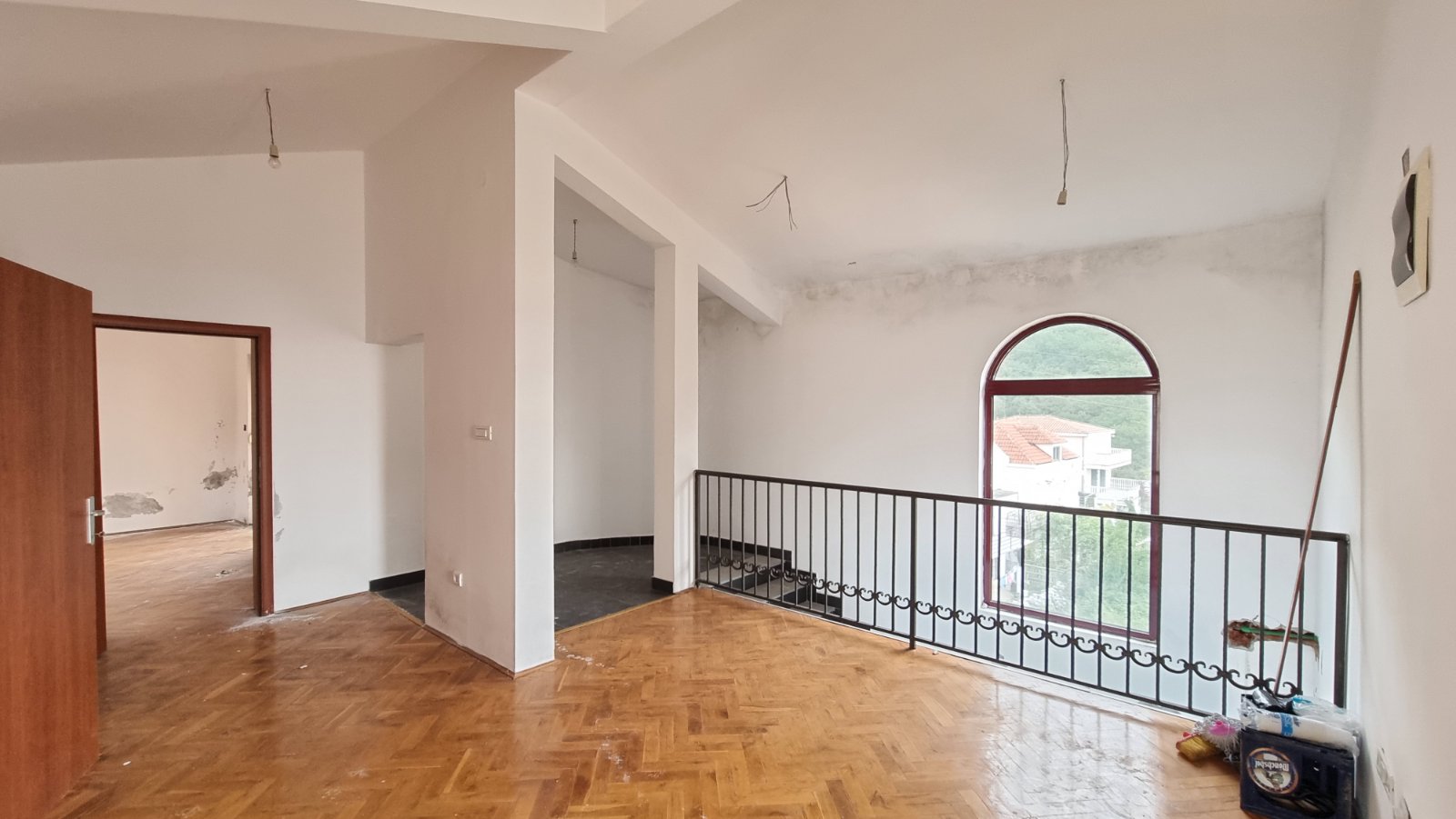 amforaproperty.com/Veliki dvosoban stan 146m2 sa pogledom na more i grad. Za renoviranje . Povoljno!