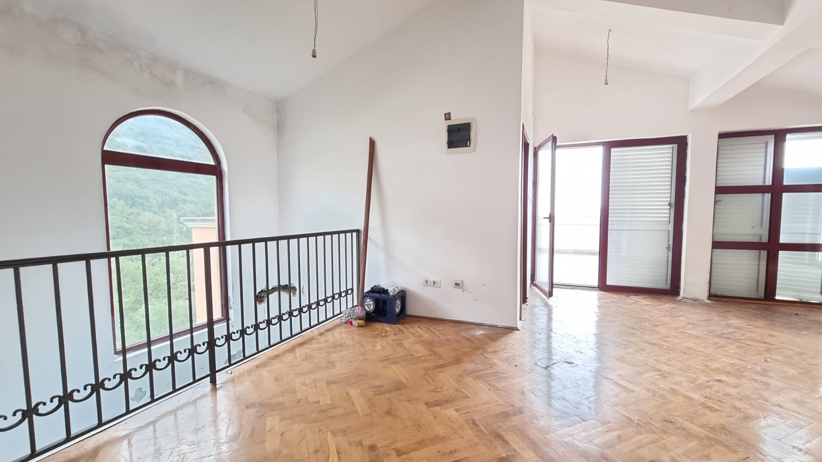 amforaproperty.com/Veliki dvosoban stan 146m2 sa pogledom na more i grad. Za renoviranje . Povoljno!