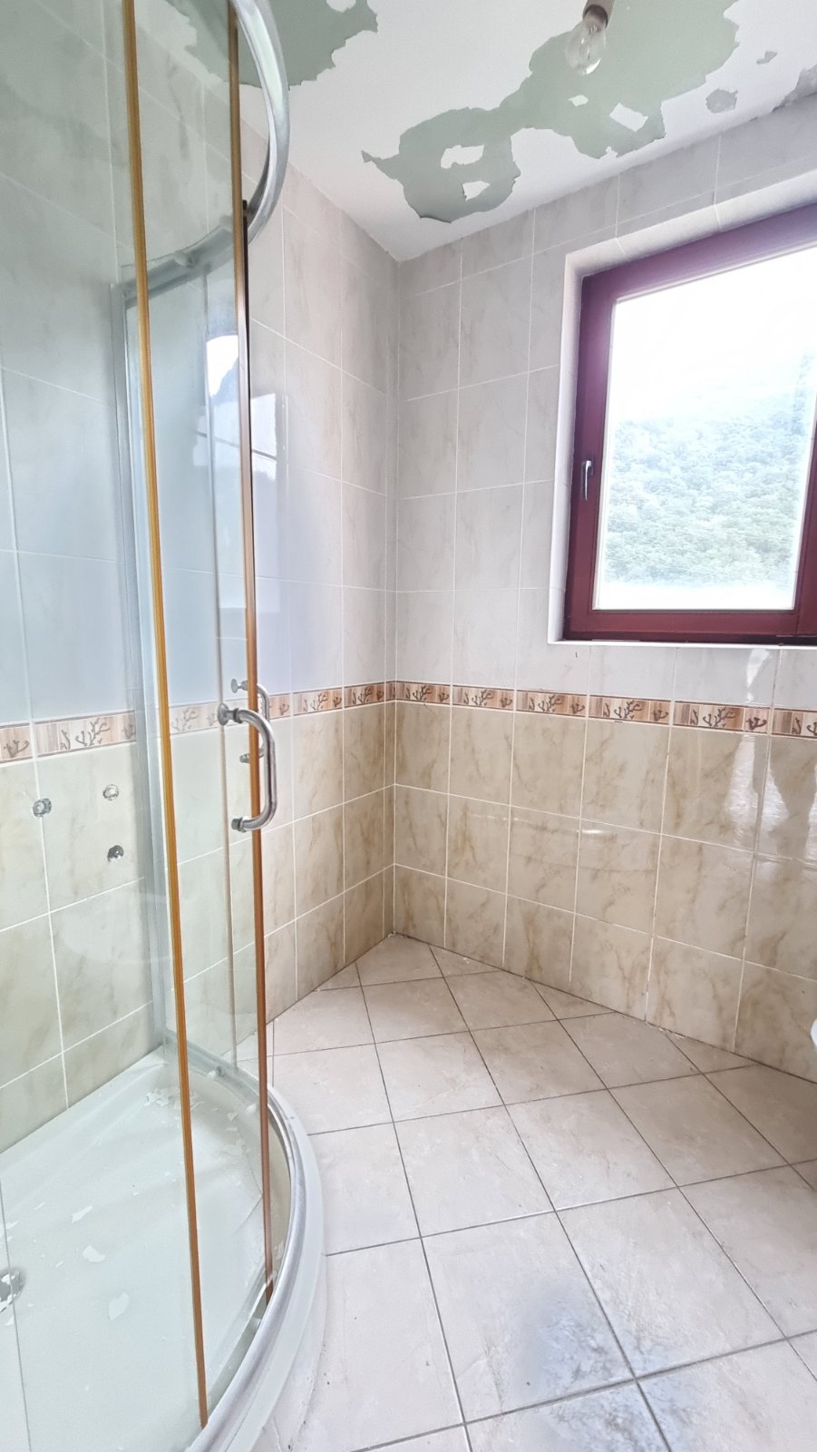 amforaproperty.com/Veliki dvosoban stan 146m2 sa pogledom na more i grad. Za renoviranje . Povoljno!