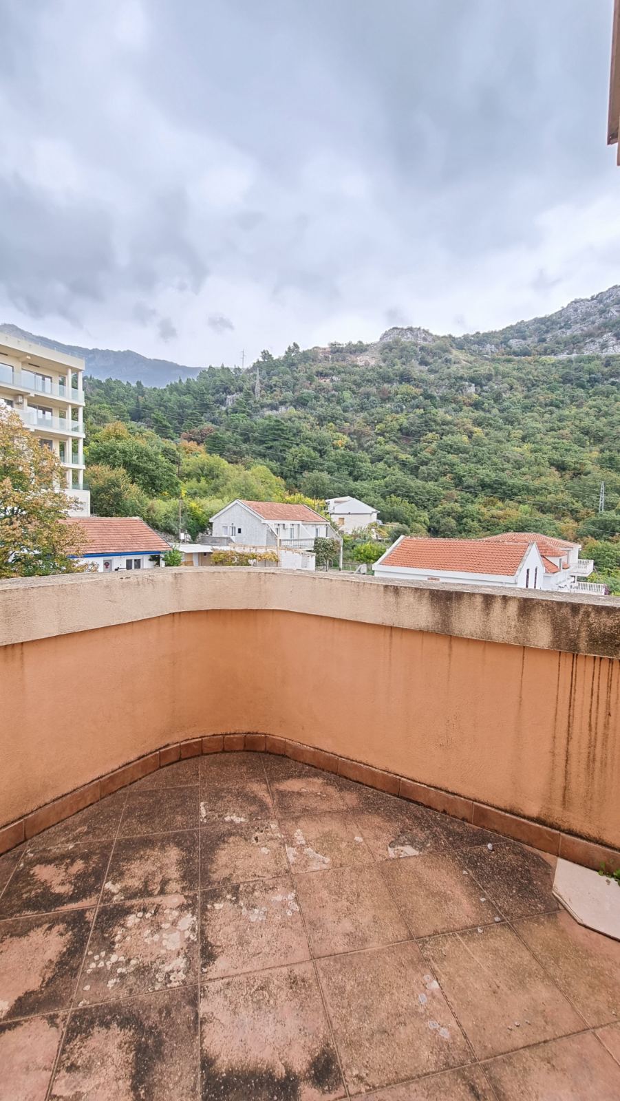 amforaproperty.com/Veliki dvosoban stan 146m2 sa pogledom na more i grad. Za renoviranje . Povoljno!