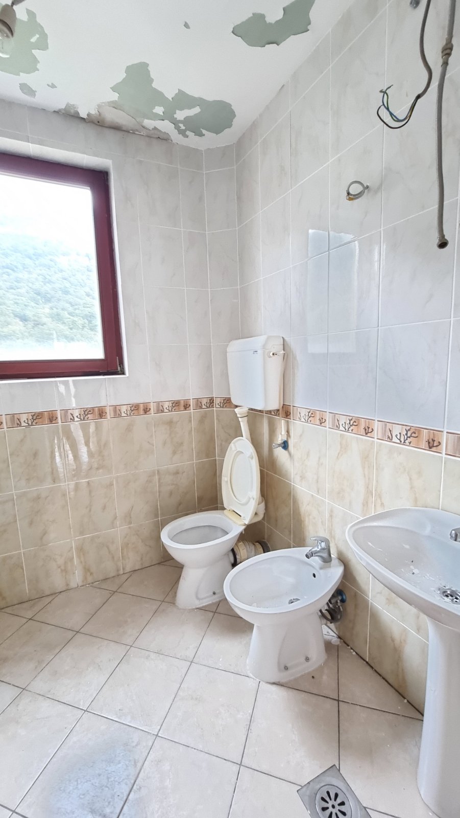 amforaproperty.com/Veliki dvosoban stan 146m2 sa pogledom na more i grad. Za renoviranje . Povoljno!