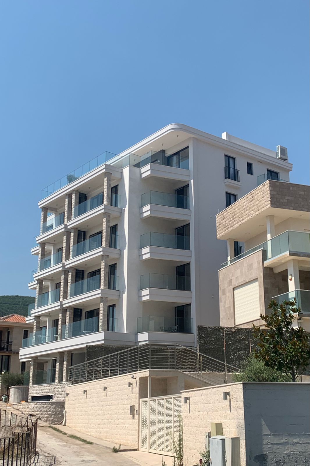 amforaproperty.com/Hitna prodaja! Nov, jednsoban stan u luksuznom apart-hotel objektu. Bečići !