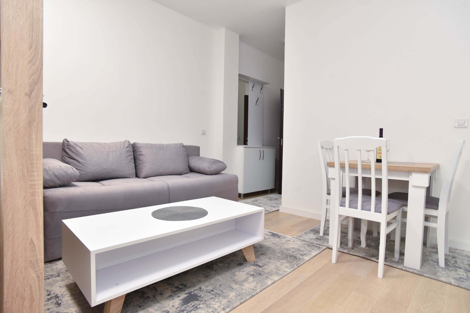  DELUKS STUDIO 011. BEČIČI izdavanje mesečno do 01.06.2022 sa uključenim računima - Amfora Real Estate