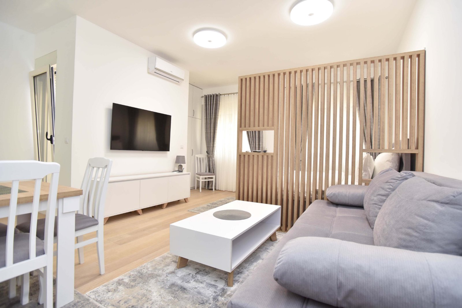  DELUKS STUDIO 011. BEČIČI izdavanje mesečno do 01.06.2022 sa uključenim računima - Amfora Real Estate