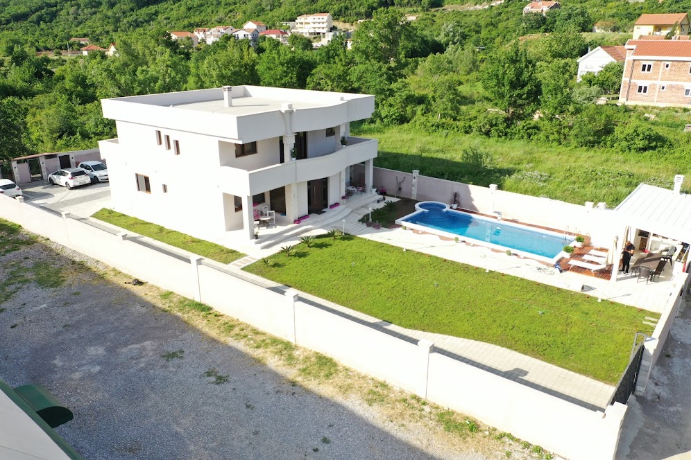 amforaproperty.com/Vila sa bazenom. Lastva Grbaljska, Budva