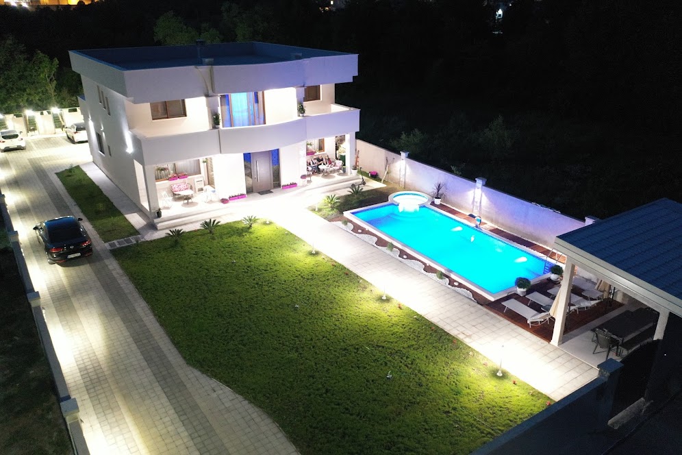amforaproperty.com/Vila sa bazenom. Lastva Grbaljska, Budva