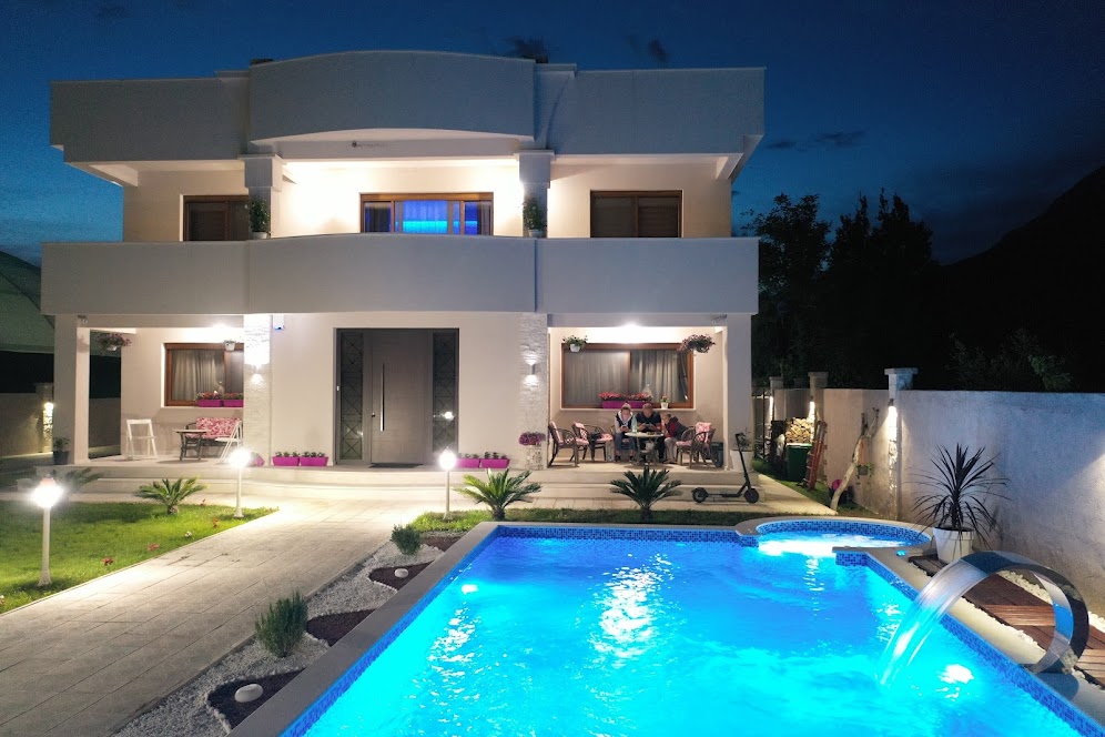 amforaproperty.com/Vila sa bazenom. Lastva Grbaljska, Budva