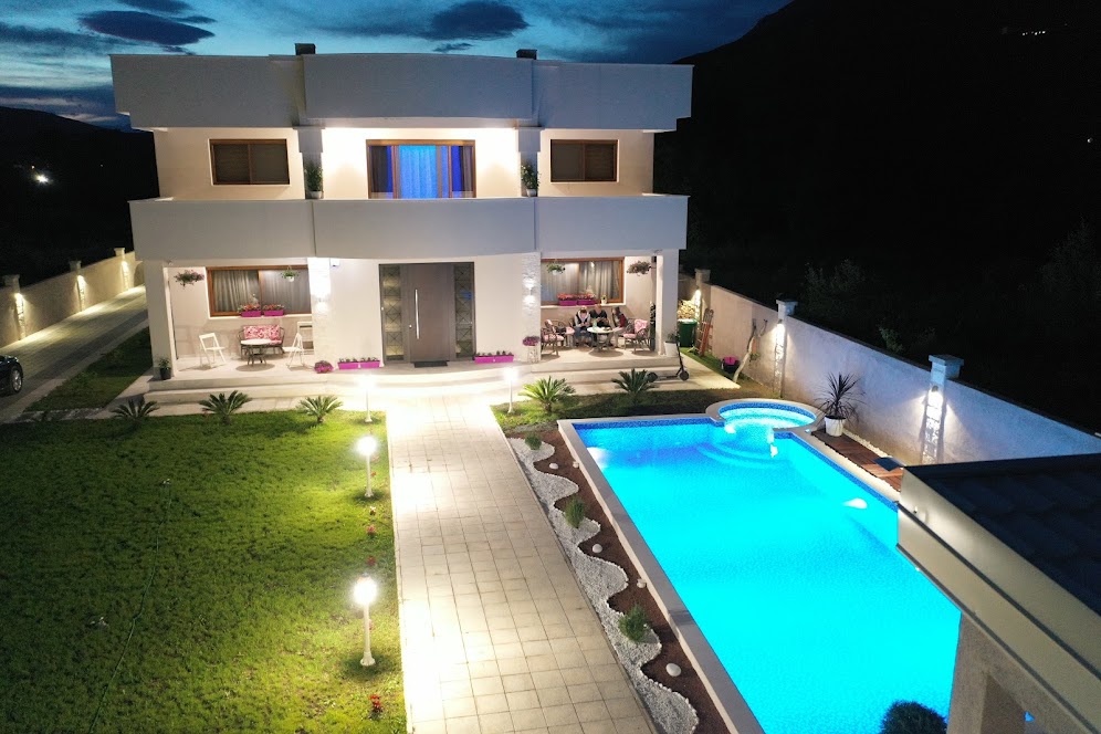 amforaproperty.com/Vila sa bazenom. Lastva Grbaljska, Budva