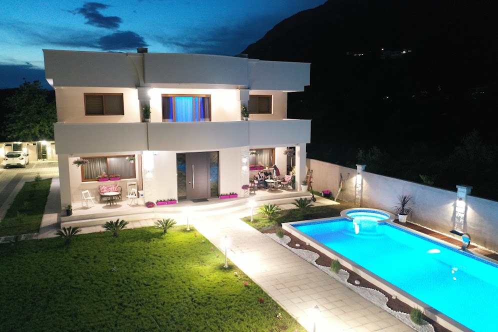 amforaproperty.com/Vila sa bazenom. Lastva Grbaljska, Budva