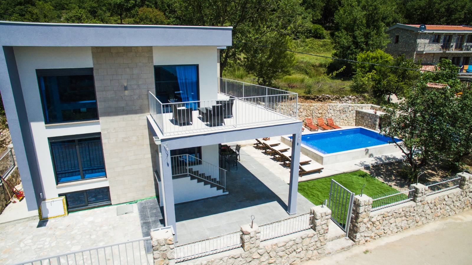 amforaproperty.com/Vila sa bazenom i pogledom na more. Maine, Budva.