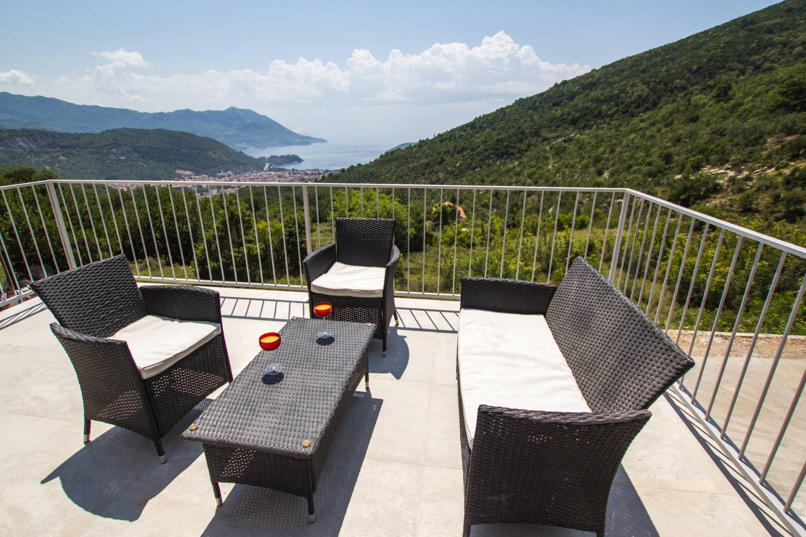 amforaproperty.com/Vila sa bazenom i pogledom na more. Maine, Budva.